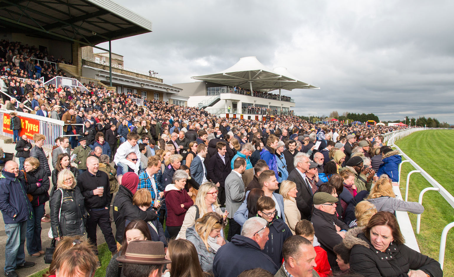 Over 9000 people head to Bath Racecourse for first race of the 2017