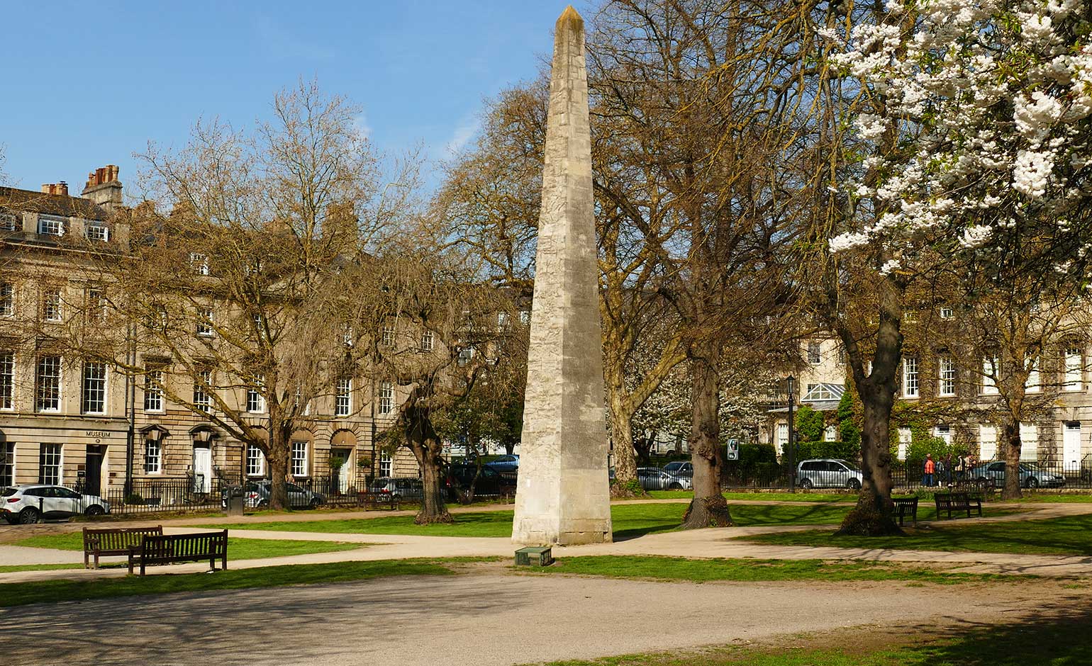 Bath the historic city in somerset. Квинс-сквер. Город Bath Queen Square. Бристоль Queen's Square. Сквер Rapp Square.